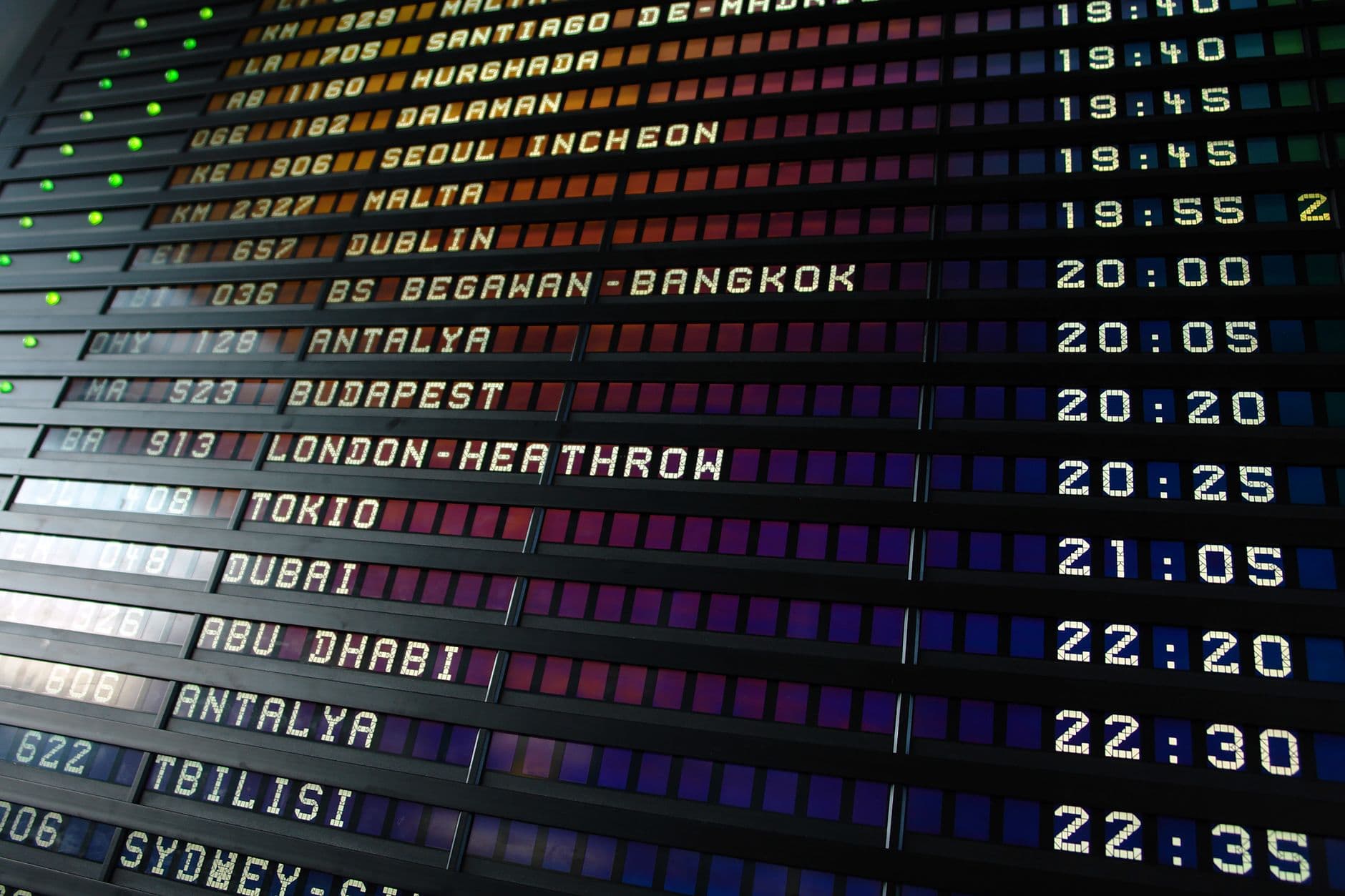 Panel de salidas de un aeropuerto con destinos y horarios