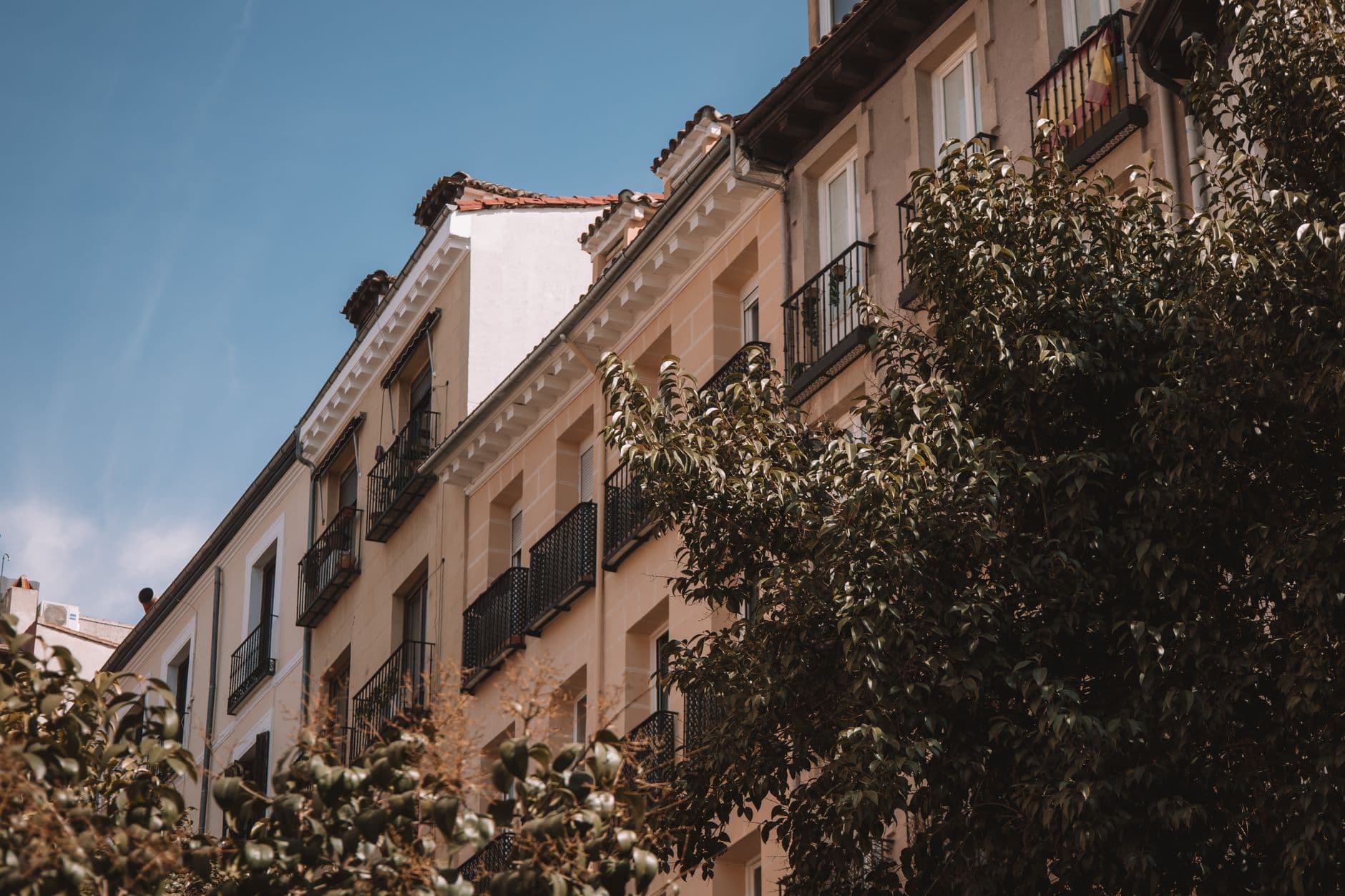 Fachada de un edificio de viviendas madrileno con balcones de hierro