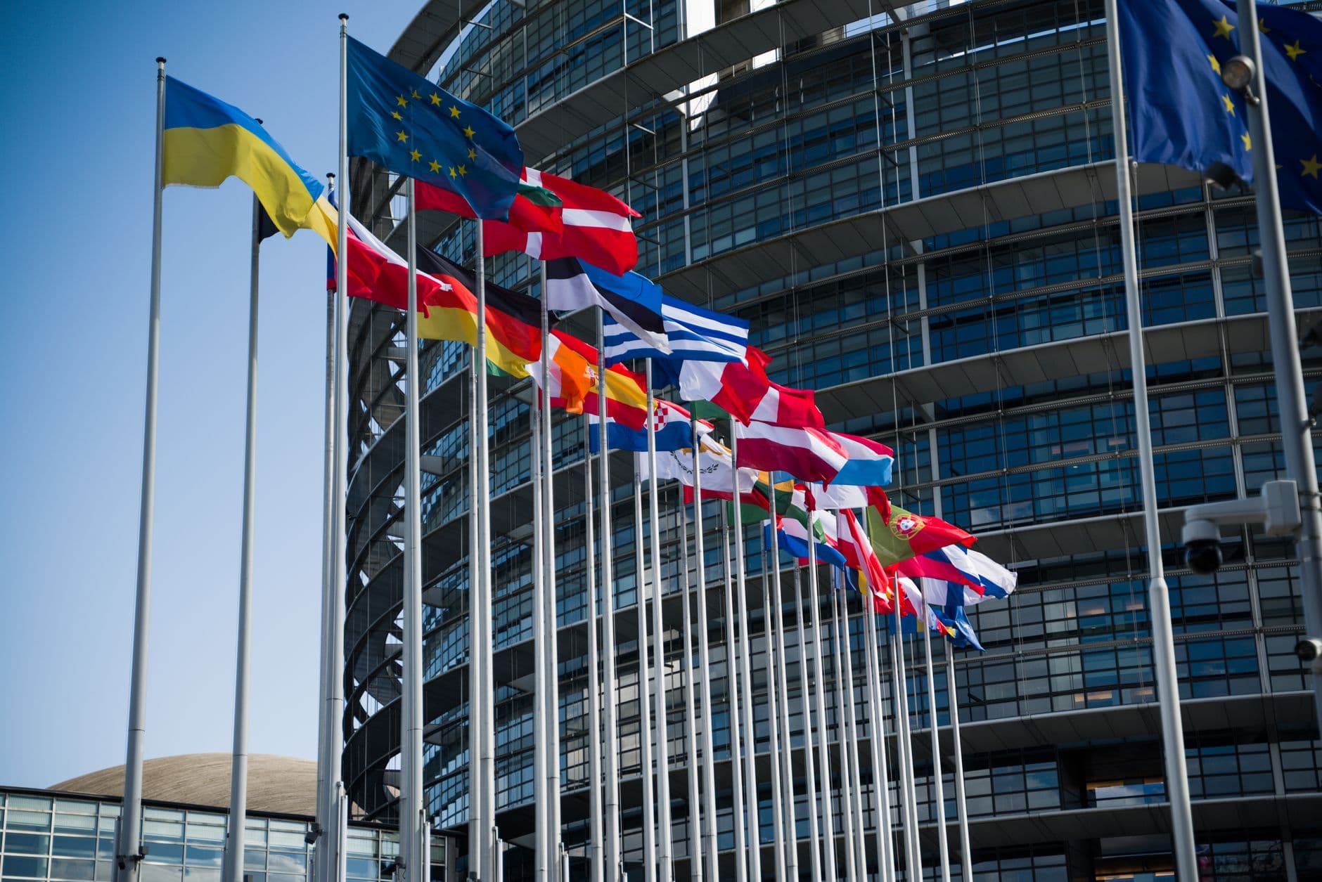 Banderas de los paises de la Union Europea ante un edificio institucional