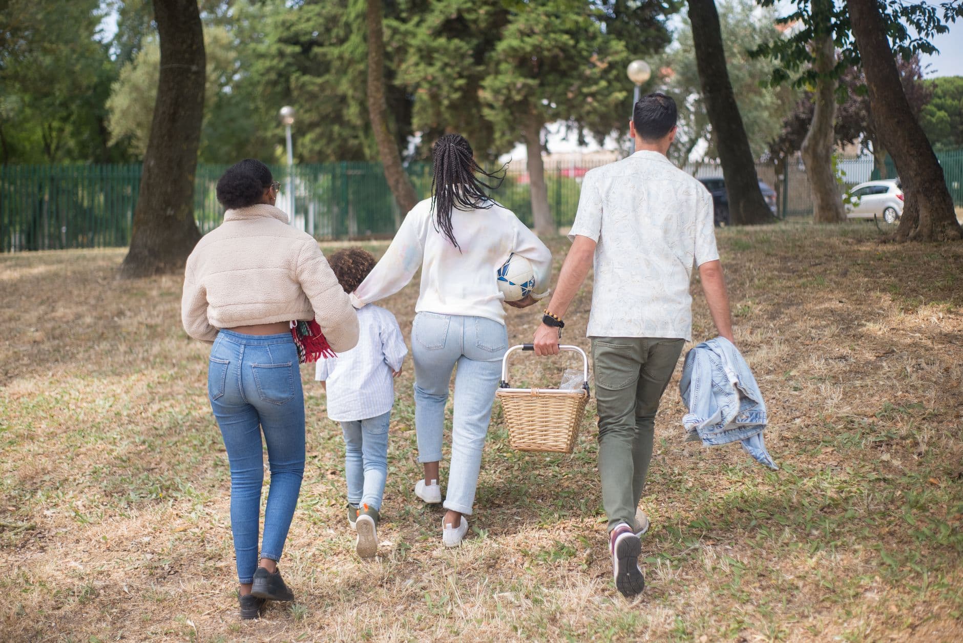 Una familia paseando junta por un parque
